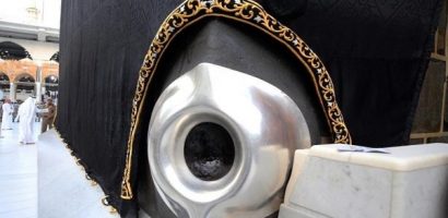 Apakah boleh Mencium dan Mengusap Hajar Aswad tidak dalam Thawaf?