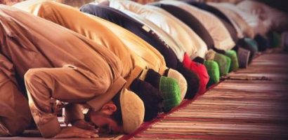 Fatwa Ulama: Hukum Shalat di dalam masjid yang di arah kiblatnya Kuburan?